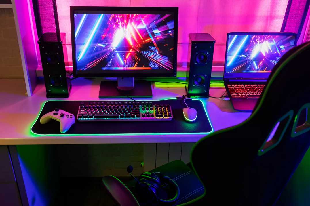 Gamingowy setup biurko elektryczne
