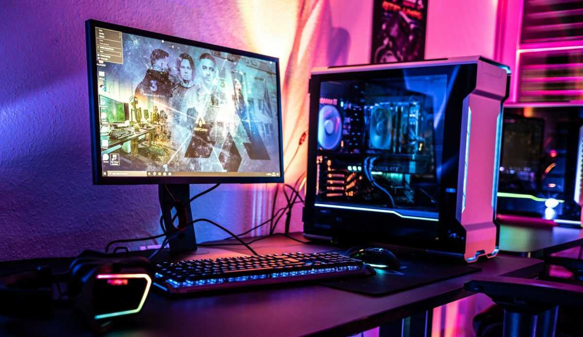 Fajny gamingowy setup biurko elektryczne wygodne fotele