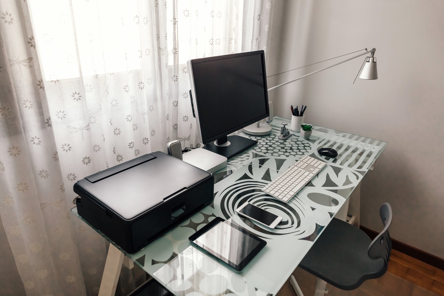 Stanowisko komputerowe z poprowadzonymi kablami